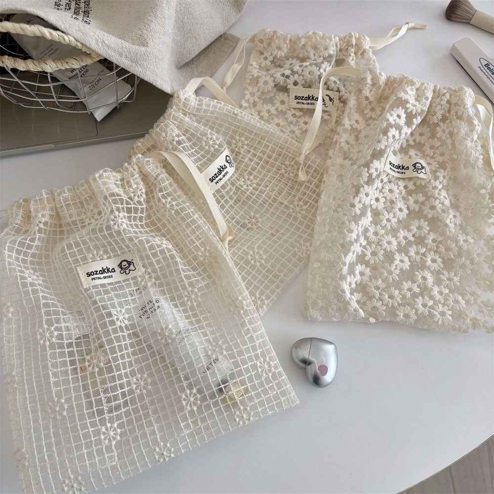 Kant geborduurde Daisy Mesh ma - Cosmetic Bags recensie en prijs