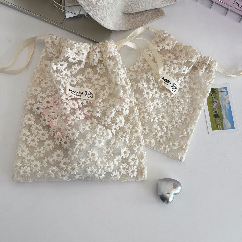 Kant geborduurde Daisy Mesh ma - Cosmetic Bags recensie en prijs