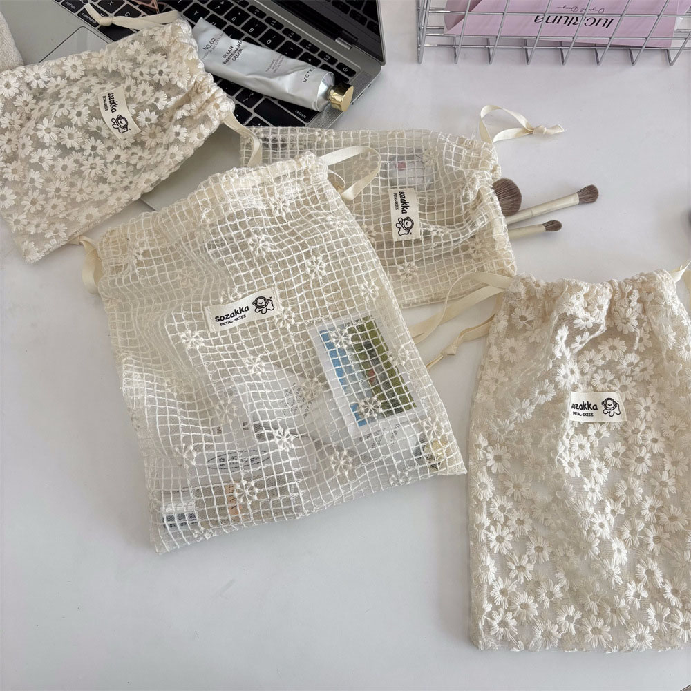 Kant geborduurde Daisy Mesh ma - Cosmetic Bags recensie en prijs